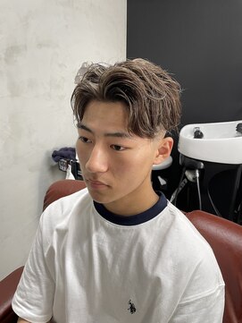 ワム(wom) スキンフェード　センターパート　メッシュ