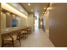 シュガーアンドソルト(SUGAR&SALT)の雰囲気（あなたをお迎えするカフェのような広々とした店内☆）
