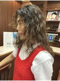 ナチュラルカールが魅せる大人のラフウェーブスタイル
