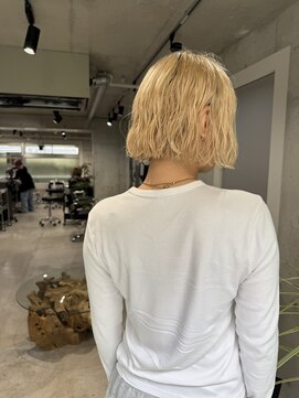 イー(Ii) 癖毛切りっぱなしボブ