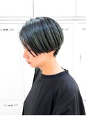 ハンサムショート　黒髪とダークグリーン