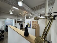 沢山の緑に囲まれて、明るくカフェのような店内