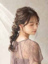 オラ ボーテ(Aura Beaute)&nbsp;ヘアアレンジ 編みおろし 編み込み 結婚式お呼ばれヘア