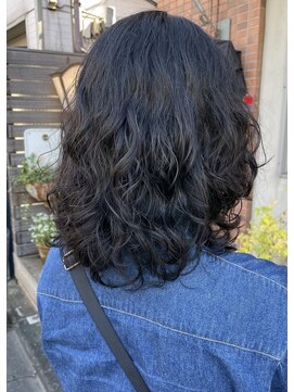 ヨナサン(Yona Saint) ミディアムカーリーパーマ。