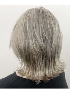 クローズ(cross-z) ホワイトブリーチ、ボブホワイトヘア、ホワイトグレージュ
