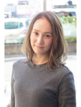 ロッコ(rocco) 【ｒｏｃｃｏ】外ハネミディ×グレージュ