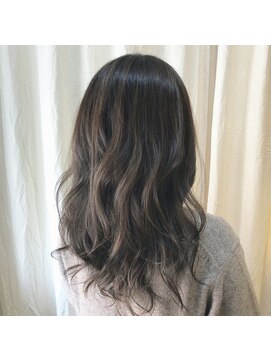 サーティーン(THIRTEEN) 透明感ミディアム