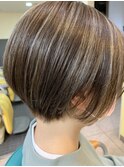 モカベージュハイライトカラー×前下がりショート