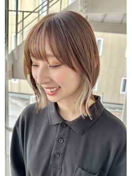 リタ(Lita) 切りっぱなしボブ×インナーカラー　ホワイトベージュ