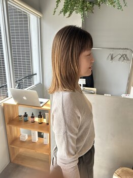 ヌン(nun)の写真/低刺激、低ダメージの薬剤を使い、退色後の色味まで計算されたデザインカラーでワンランク上の仕上がりを◎