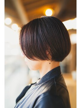 コモド(COMODO) 甘辛好きにバーガンディーショートボブ