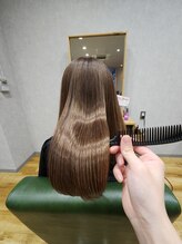 お客様１人１人の髪質を見極めて選ぶストレート剤