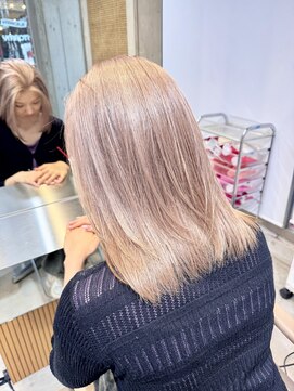 サンク 原宿 表参道(cinq) ★ミディアムレイヤーカット長めボブミルクティーベージュカラー