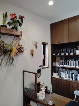 ウッド調のぬくもりに包まれたChou Chou hairで、あなたも心地よいサロン体験を過ごしてみませんか♪