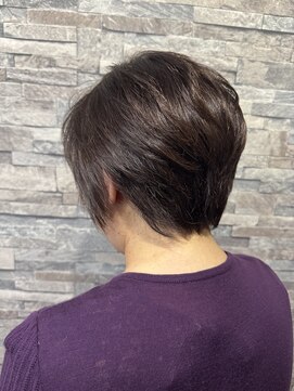 大人女性のふんわり上品ショート