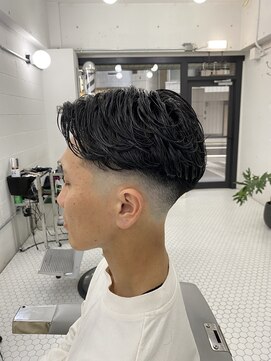 ウェルネス(Wellness) ナチュラルパーマ　センターパート　スキンフェード