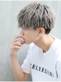 ホワイトシルバー前下がり無造作刈り上げマッシュ