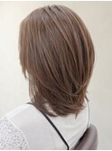小顔見せくびれミディアムレイヤー外ハネ×透明感ベージュ