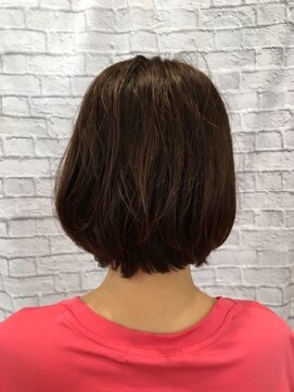 ミーティア バイ クアトロ(Meteor By QUATRO) 幅広い世代にマッチする上品カジュアルボブ