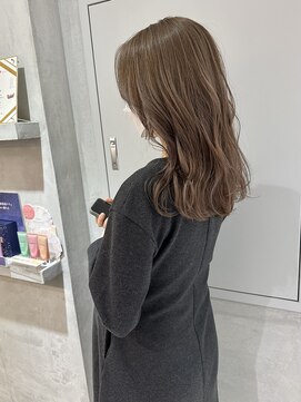 ヨーク(YOKE) YOKE 切りっぱなしロング顔周りレイヤーミルクティーベージュ