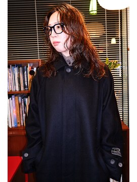 ニウ(NIU) 抜け感を楽しむミディアムパーマ