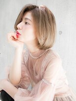 ルティア(Lutia) クリーミーベージュ センターパートボブ