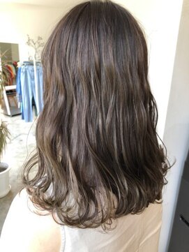 ヘアーアイストゥーレ(HAIR ICI TRE) シフォングレージュカラーのナチュラルロング