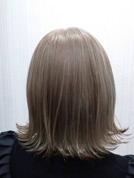 トムキャット(TOM CAT) ケアブリーチ グレージュ 切りっぱなしボブ