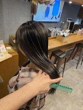 ビー(bee) 低ダメージブリーチ ブルーグレージュ 黒髪ロングストレート