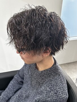 ヒュイル バイ ニアウ(Hwyl by Niau) メンズセンターパートパーマツイストパーマスパイラルパーマ