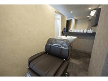 ルーチェ(Luce)の雰囲気(少し暗くなった半個室でフルフラットシャンプー台でリラックス)