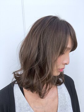 スリー(THREE) 小顔くびれミディアム♪シナモンベージュカラー