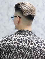 ベーア メロー(Bar mellow)&nbsp;外国人風かき上げスキンフェード【シルバーアッシュカラー】