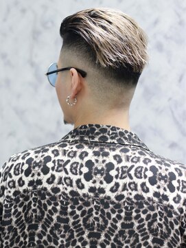 ベーア メロー(Bar mellow) 外国人風かき上げスキンフェード【シルバーアッシュカラー】