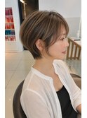 白髪ぼかしハイライトで楽しむ大人ショートスタイル