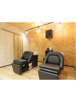 経験豊富なスタイリストのマンツーマン施術で、髪のお悩みやご希望をしっかりお伺いし、解決へ導きます！