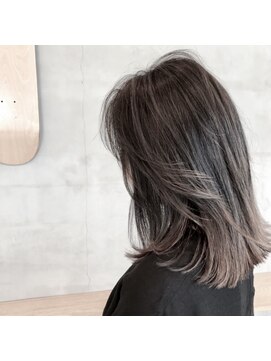 リリ(Riri) ダークグレージュバレイヤージュ