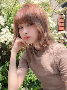 ルティア(Lutia) ピンクブラウン、外ハネ、切りっぱなしボブ