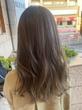 ライズ バイ レボ(RISE by REVO) 大人かわいい/レイヤーロング/グレーベージュ/前髪パーマ/我孫子