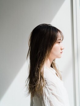 ウタシロイロ(uta shiroiro)の写真/“抜け感カラー”で、自分らしいちょうどいいおしゃれを。