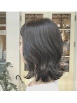 マウロア(MAULOA)&nbsp;“色っぽふんわりミディ マットグレージュ 外ハネ”中西英美子