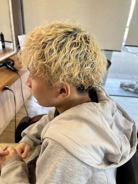 ブランカ(blanca) 金髪スパイラルパーマ