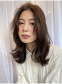 大人のミディアムヘアは「毛先ワンカール」で程よいトレンド感！