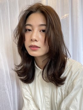 レティ(lety) 大人のミディアムヘアは「毛先ワンカール」で程よいトレンド感！