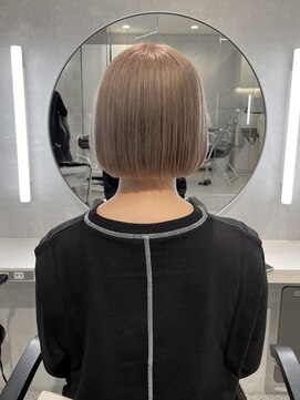 ローウェ 渋谷(Louwe) ぱつっとボブ × ホワイトベージュ【 ayana 】