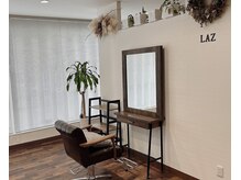 ラズ(Laz hair)の雰囲気（ドライフラワーや観葉植物が落ち着いた空間を演出。［わさだ店］）