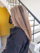 ノア(noa.)&nbsp;ストレートでも映えるホワイトベージュ&ローライトカラー