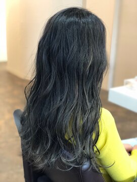 アリア トータルビューティー(Aria total beauty) 外国人風ハイライトブルーアッシュ