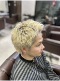 プラチナブロンド スパイキーショート