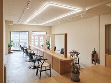 エミイ 鎌倉(eMii.)の雰囲気（光が差し込む明るい店内［髪質改善/縮毛矯正/レイヤーカット］）